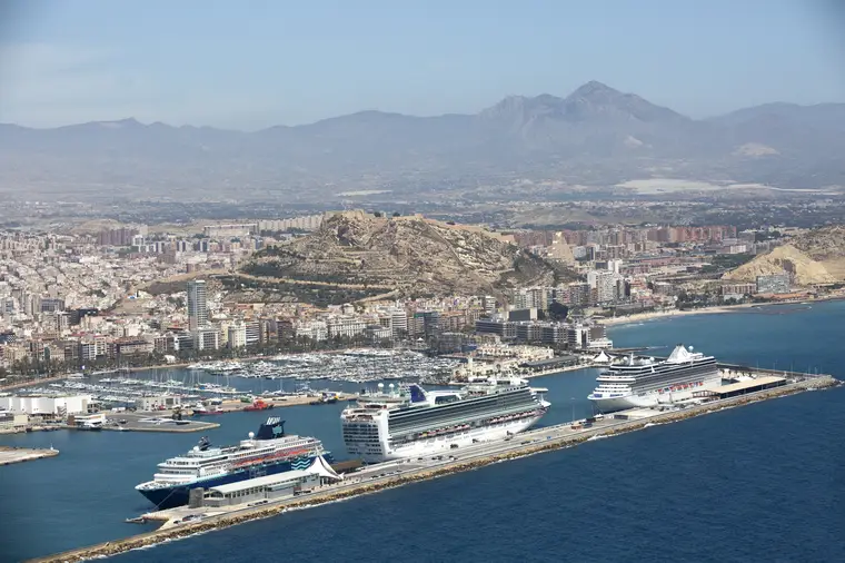 GiGANTES A LOS PIES DEL CASTILLO